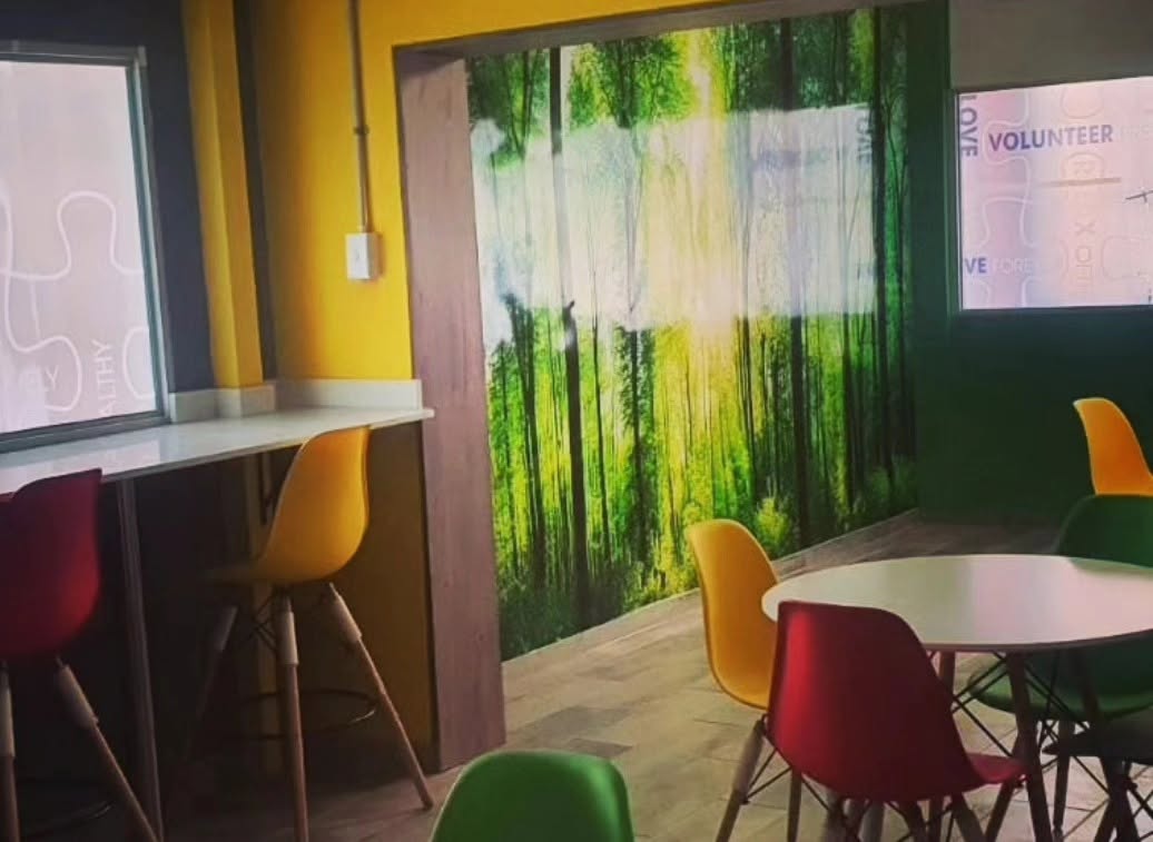 Large-format aluminium window with sea view